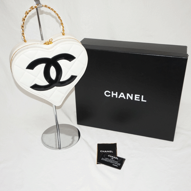 宅配買取 Chanelハートバニティバッグ エナメル白黒お売り頂きました シャネル希少バッグはマルコウが高額査定 Chanel シャネル 宝石 貴金属 時計 ブランド品の高価買取ならマルコウ質店